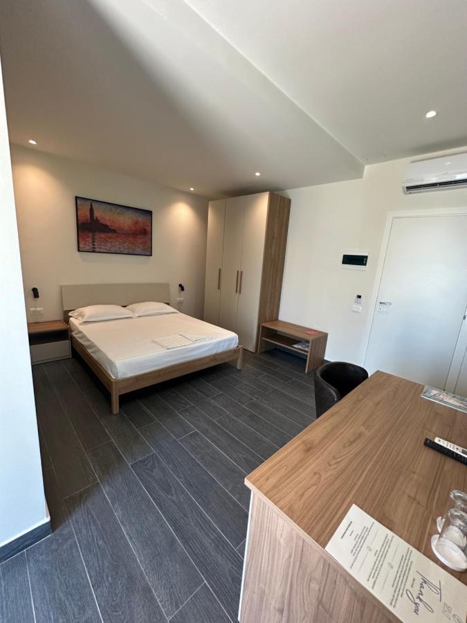 Split Rooftop Suites ドゥラス エクステリア 写真